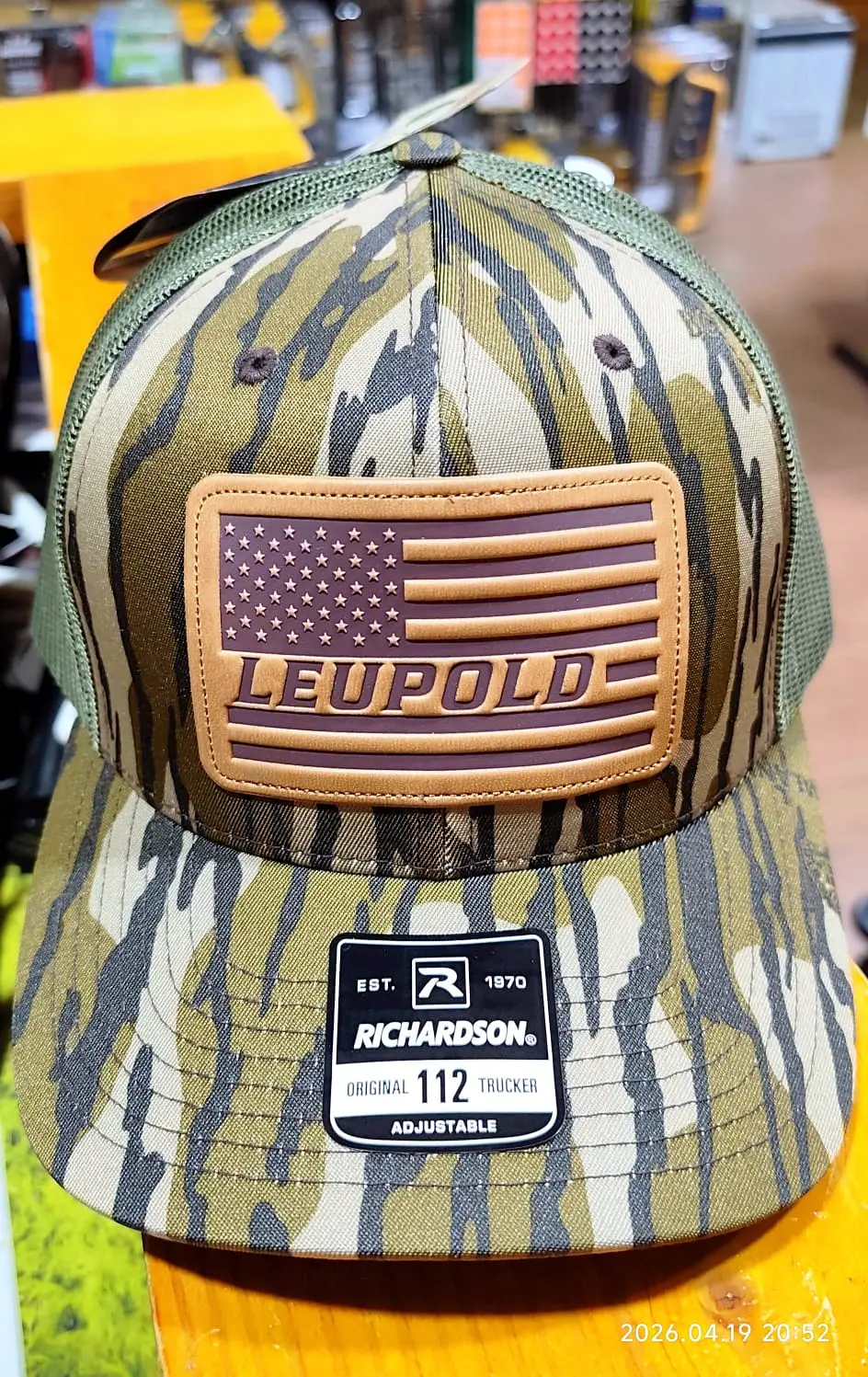 LEUPOLD LEATHER FLAG TRUCKER BOTTOMLAND CAMO/GREEN – 172600
